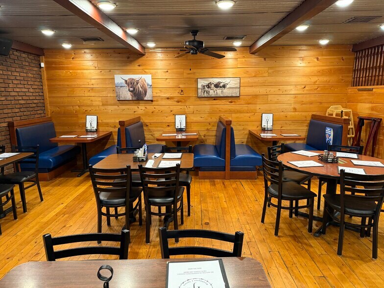More Photos Of 617 S Washington St, New Paris Bar For Sale