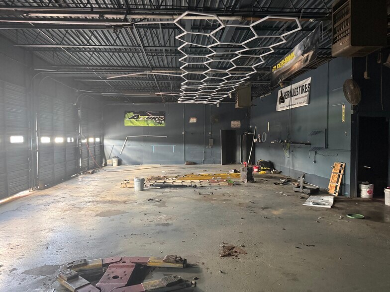 More Photos Of 140 W 3rd St, Washington Service For Lease