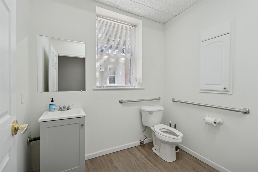 More Photos Of 18 W Evergreen Ave, Philadelphia Office Residential For Sale