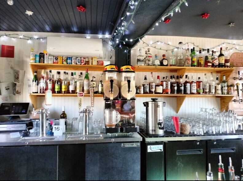 More Photos Of 3526 E 7th St, Austin Bar For Lease
