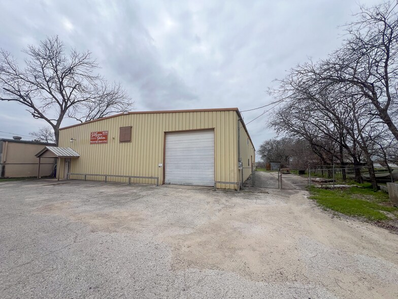 More Photos Of 925 Creekview Dr, San Antonio Manufacturing For Sale