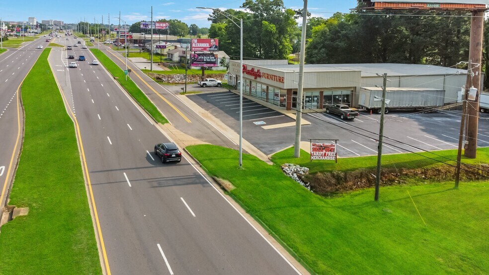 More Photos Of 2719 McFarland Blvd E, Tuscaloosa General Retail For Lease