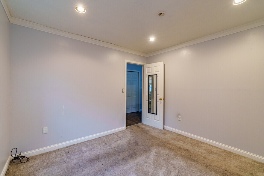 More Photos Of 118 S Walnut St, Troy Showroom For Sale