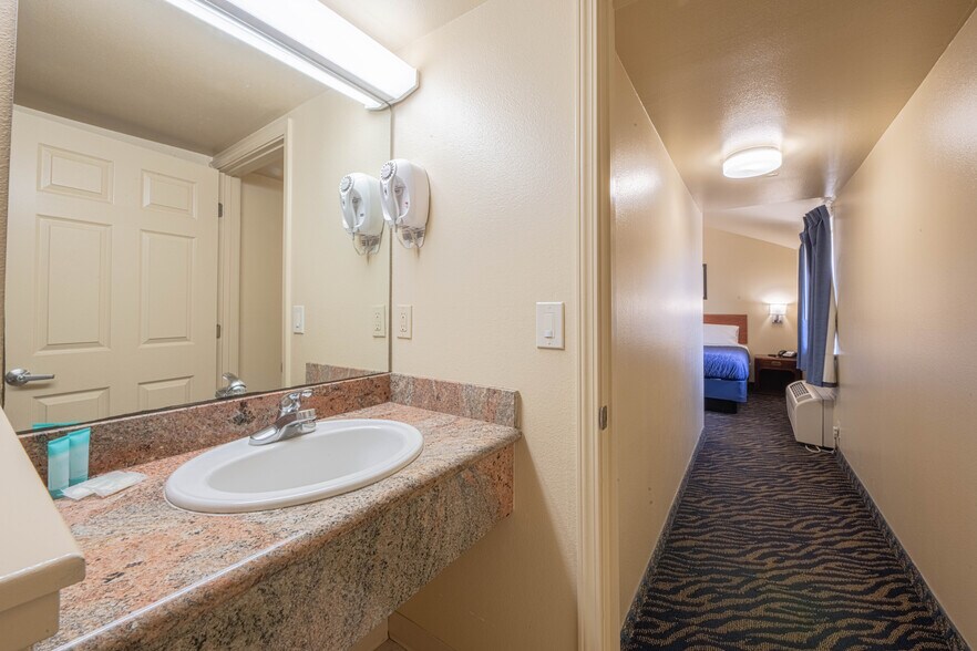 More Photos Of 6 S Wood St, Salinas Hotel For Sale