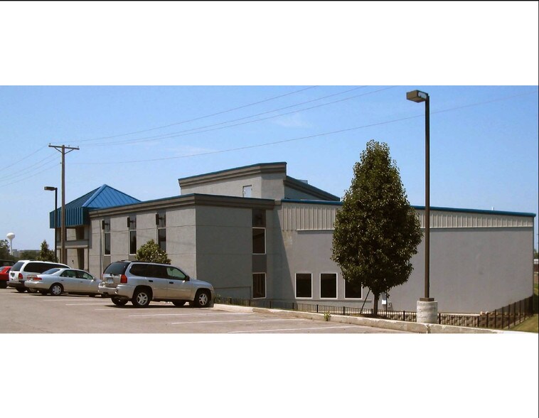 More Photos Of 801 NW Commerce Dr, Lee's Summit Sports And Entertainment For Sale