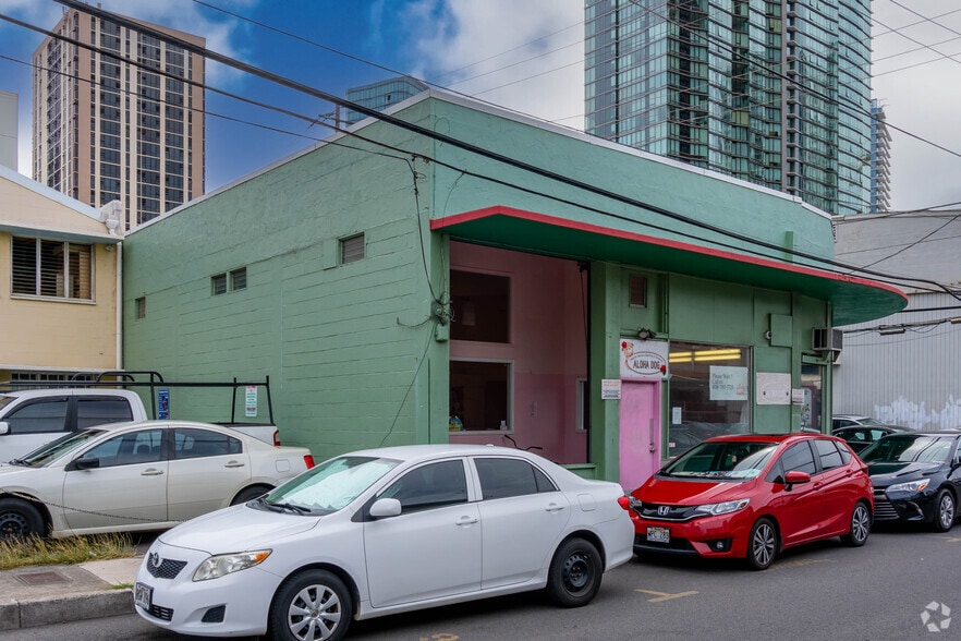 More Photos Of 525 Cummins St, Honolulu Storefront For Lease