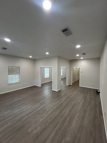 More Photos Of 420 W 19th St, Houston General Retail For Lease