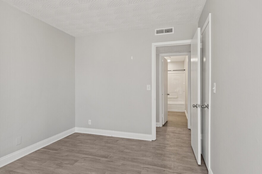 More Photos Of 1001 W 9th St, Russellville Apartments For Sale