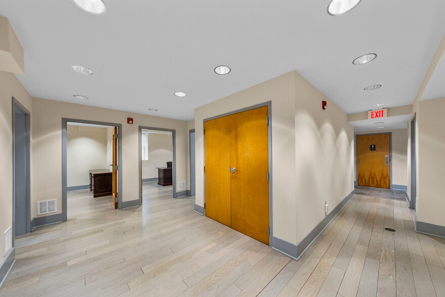 More Photos Of 3 Mapleton Rd, Princeton Office For Sale