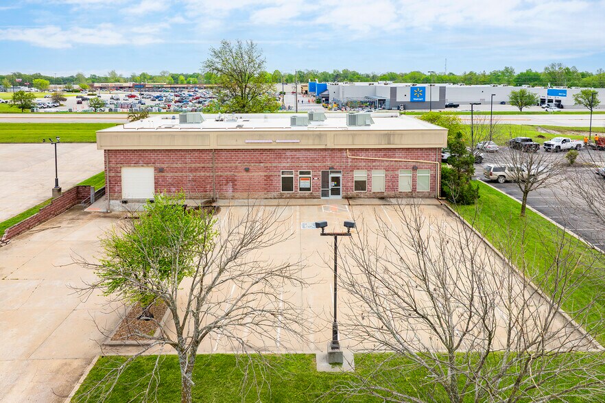 More Photos Of 604 Kansas Ave, Clinton Medical For Sale