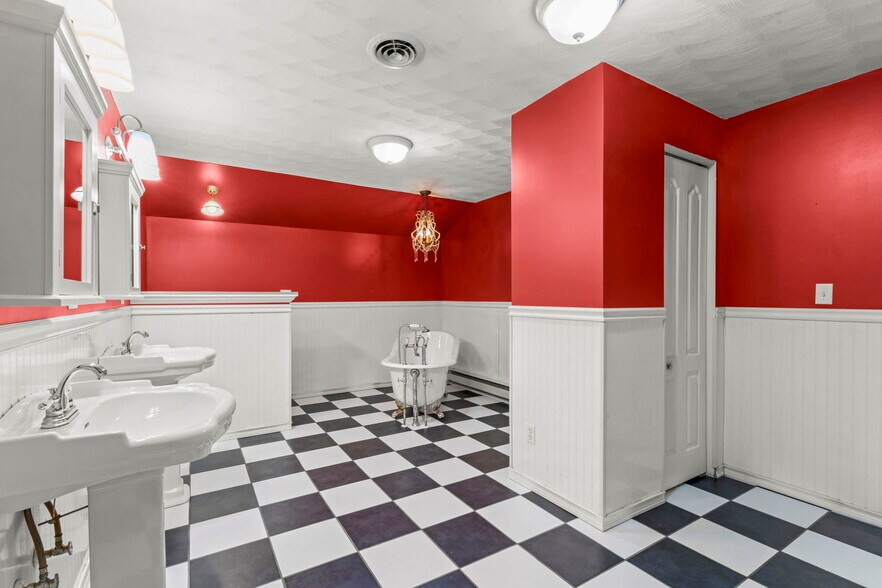 More Photos Of 105 Holbert Stretch, Dilliner Bar For Sale