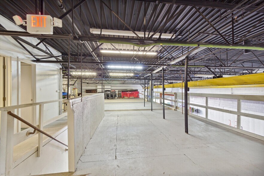 More Photos Of 4800 Joslyn Rd, Lake Orion Light Manufacturing For Sale