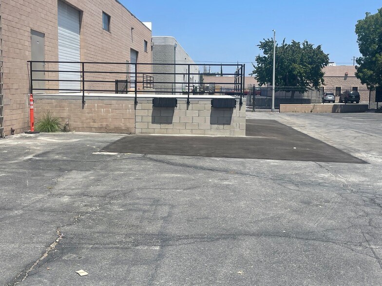 More Photos Of 21100 Lassen St, Chatsworth Warehouse For Lease