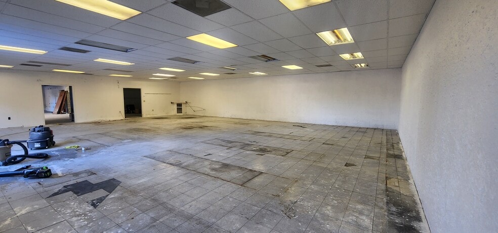 More Photos Of 284 S Center St, Pierson Auto Repair For Lease