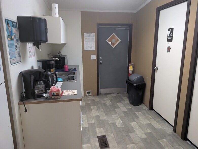 More Photos Of 2933 Hwy 60, Wharton Warehouse For Lease