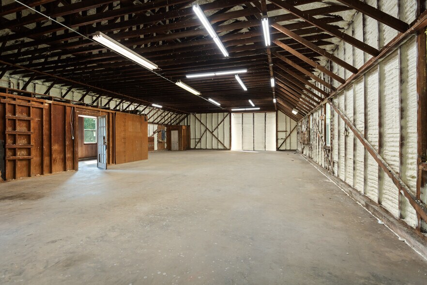More Photos Of 816 E Main St, Whitesboro Warehouse For Lease