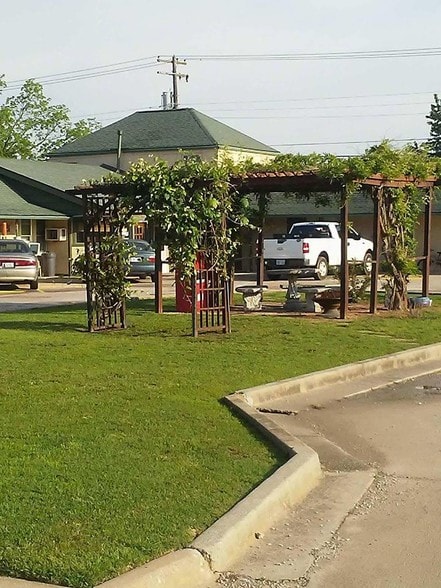 More Photos Of 925 W Main St, Yukon Apartments For Sale