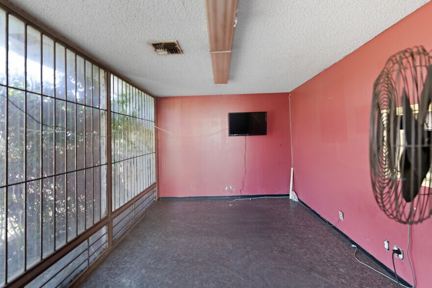 More Photos Of 159-161 N East End Ave, Pomona Warehouse For Sale