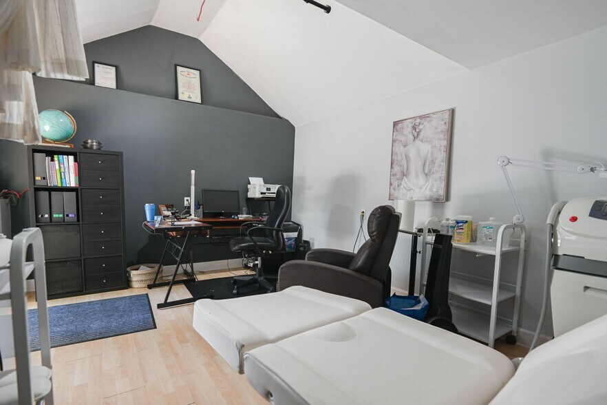 More Photos Of 37 Dundas St W, Mississauga Storefront Retail Residential For Sale