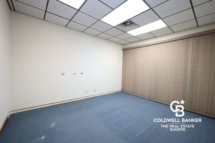 More Photos Of 911 N Main St, Garden City Office For Sale