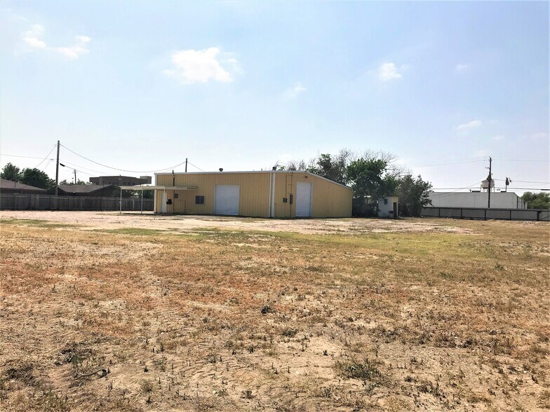 More Photos Of 504 N 2nd St, Carrizo Springs Warehouse For Sale