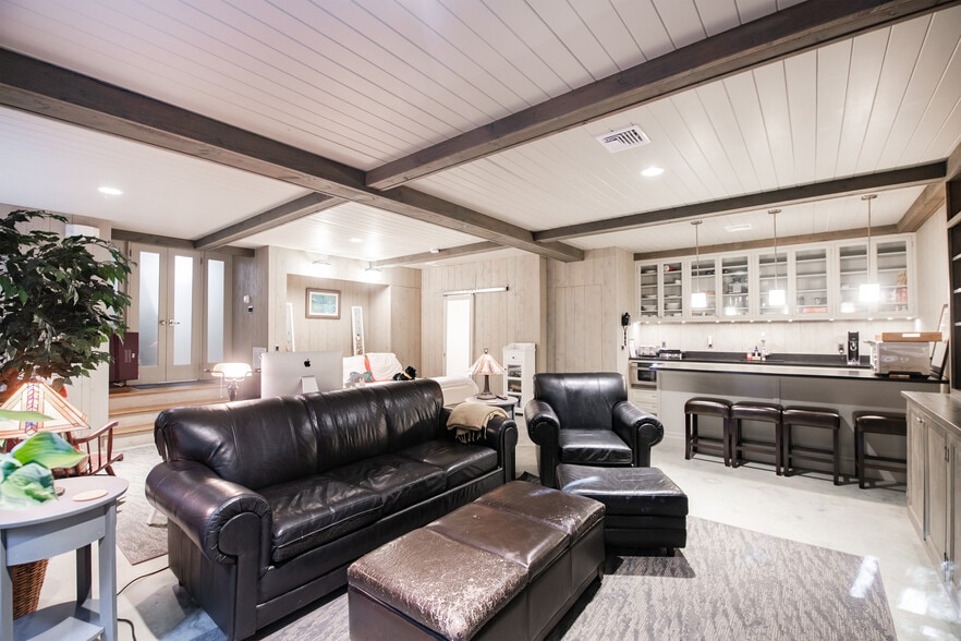 More Photos Of 31 N Main St, East Hampton Hospitality For Sale