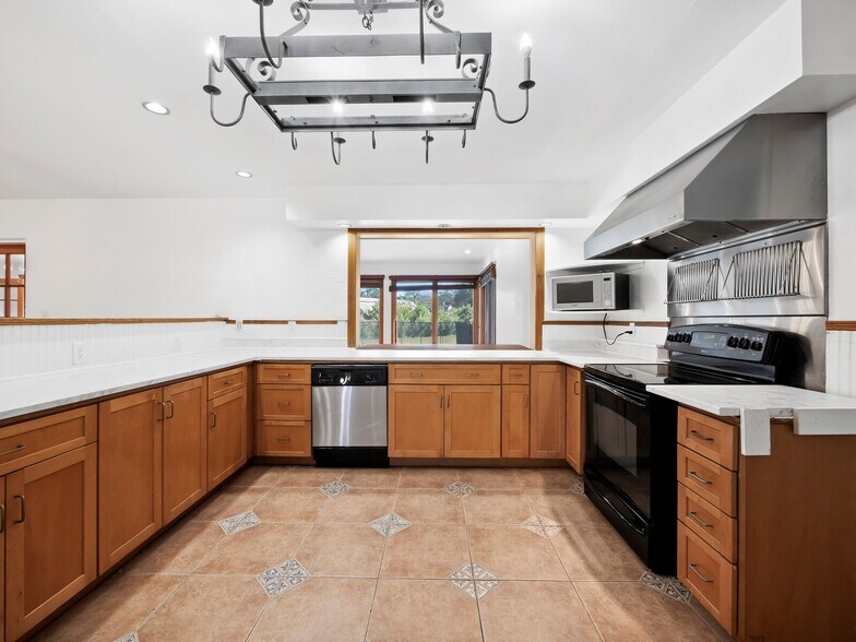 More Photos Of 3825 Sarasota Golf Club Blvd, Sarasota Veterinarian Kennel For Sale