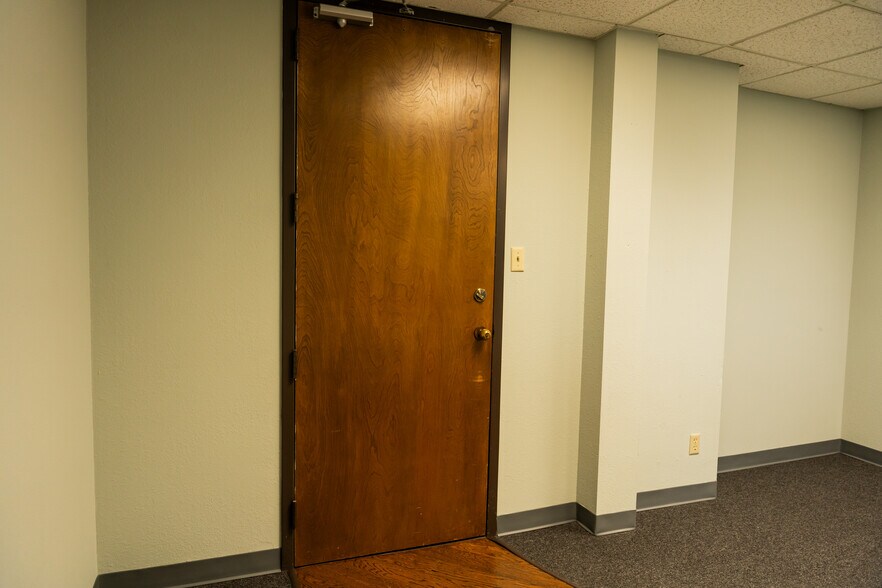 More Photos Of 407 N Cedar Ridge Dr, Duncanville Office Residential For Lease