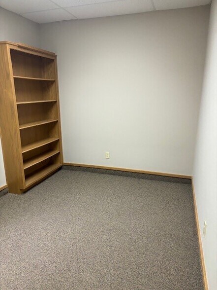 More Photos Of 656 SE Bayberry Ln, Lee's Summit Office For Lease