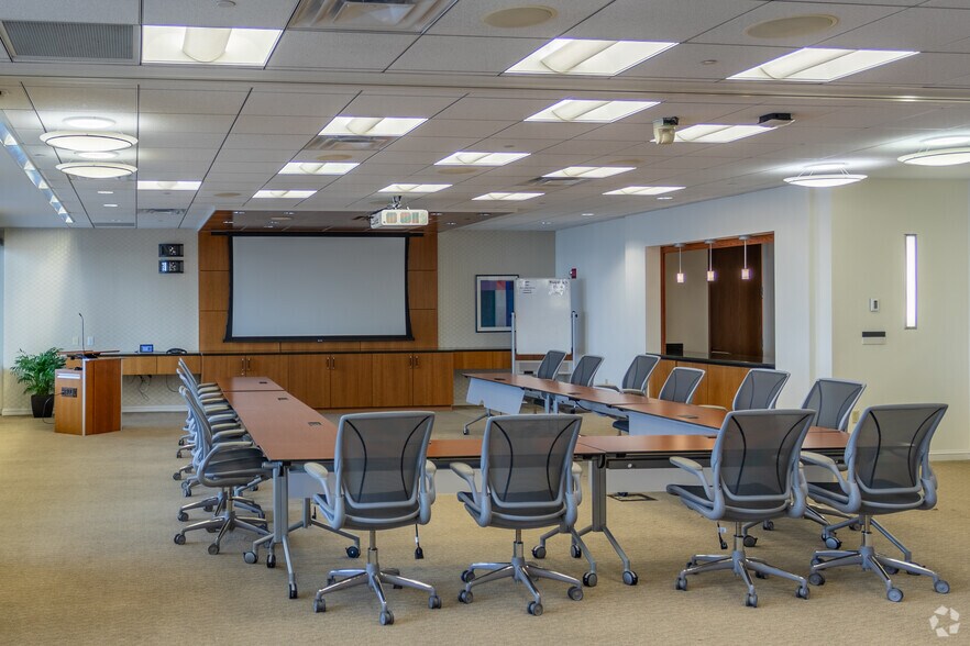 More Photos Of 221 E 4th St, Cincinnati Office For Lease