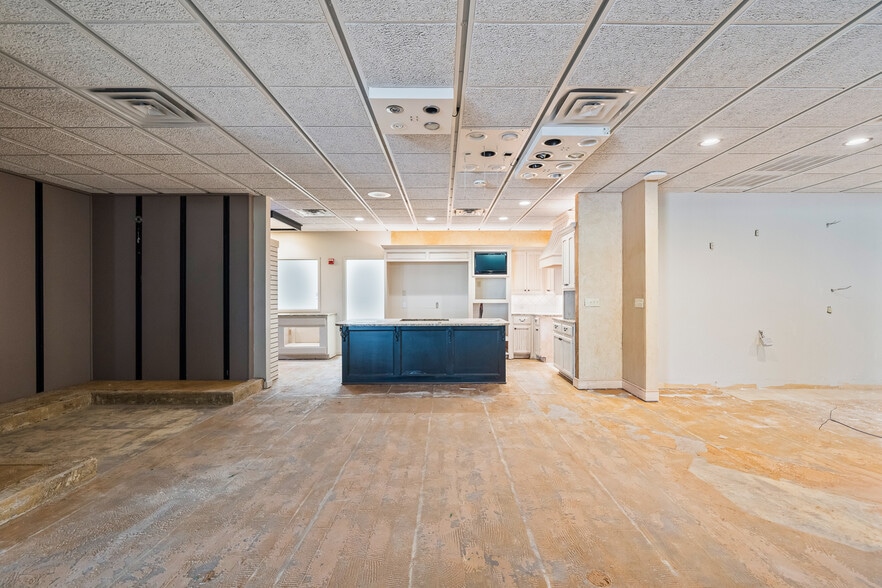 More Photos Of 7705 Quaker Ave, Lubbock Freestanding For Lease