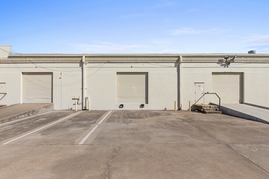 More Photos Of 10899 Kinghurst Dr, Houston Warehouse For Lease