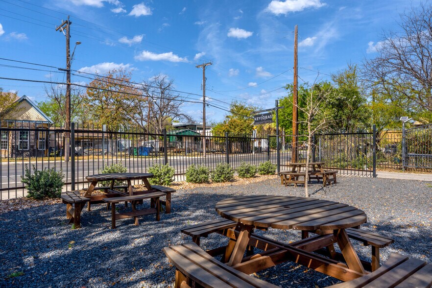 More Photos Of 1002 N Flores St, San Antonio Loft Creative Space For Lease