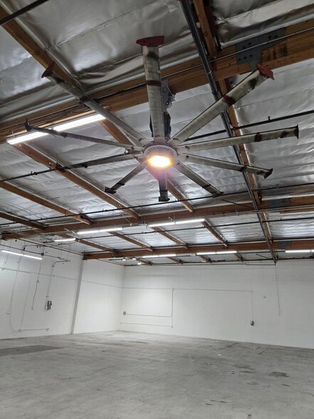 More Photos Of 6919 Hayvenhurst Ave, Van Nuys Warehouse For Lease