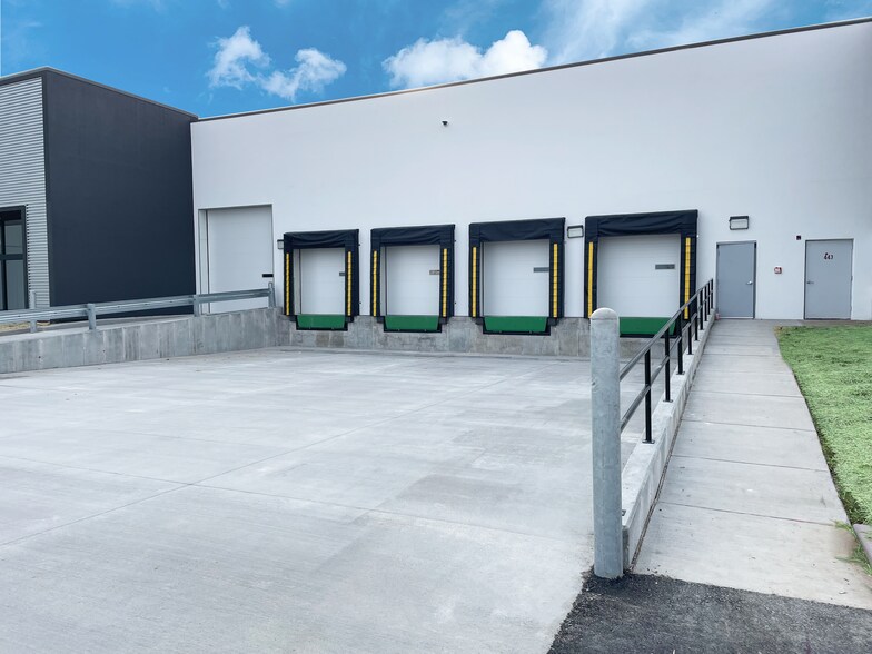 More Photos Of 5555 Saint Louis Mills Blvd, Hazelwood Warehouse For Lease