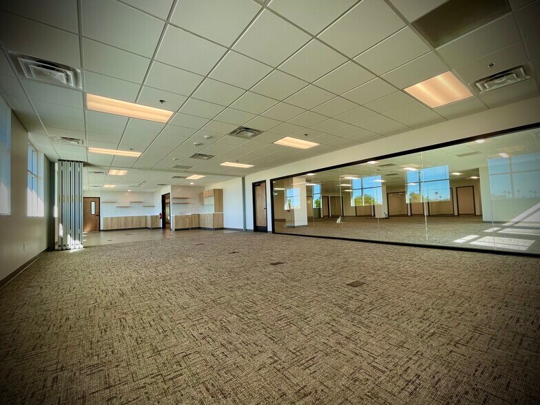 More Photos Of 690 N Cofco Center Ct, Phoenix Medical For Lease