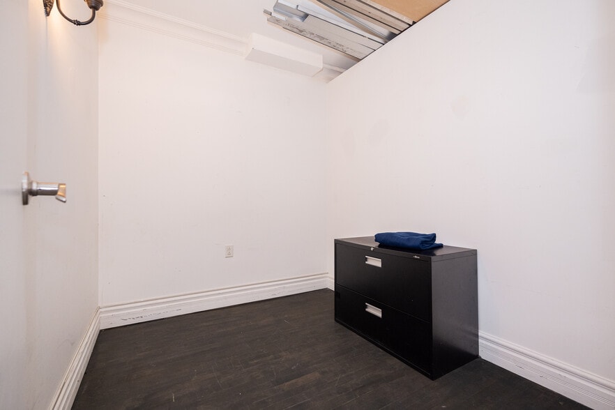 More Photos Of 1583 Rue Saint-Hubert, Montréal Storefront Retail Office For Sale