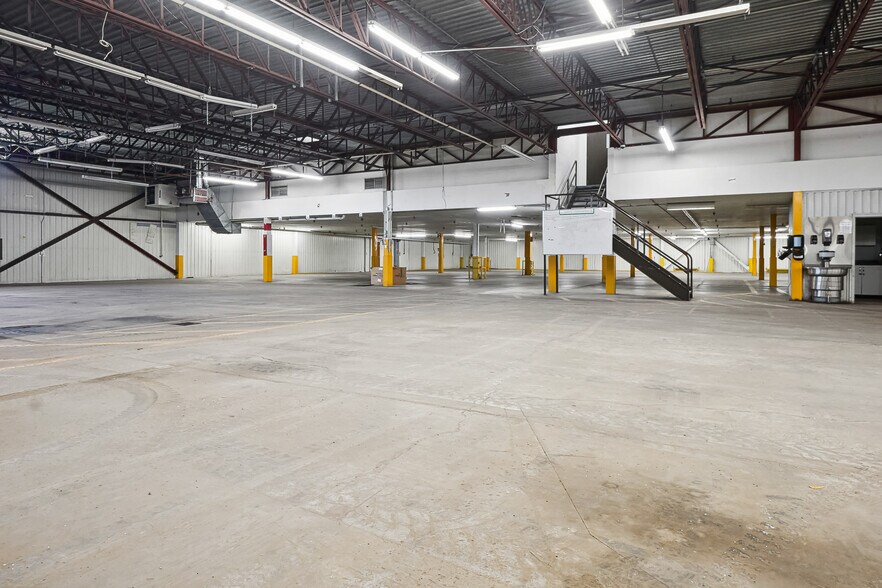 More Photos Of 800 Rue Pierre-Caisse, Saint-jean-sur-richelieu Manufacturing For Lease