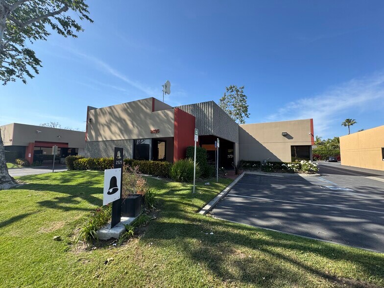 More Photos Of 2525 W Woodland Dr, Anaheim Light Distribution For Lease