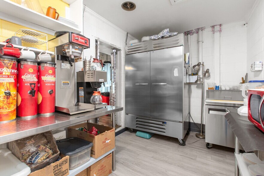 More Photos Of 1006 & 1008 S Church Lane, Tappahannock General Retail For Sale