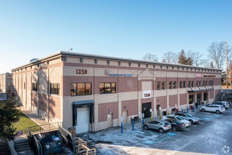Primary Photo Of 1380 Northern Blvd, Manhasset Unknown For Lease