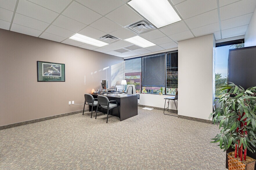 More Photos Of 7310 N 16th St, Phoenix Office For Lease