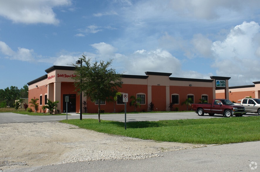 Primary Photo Of 6381 Corporate Park Cir, Fort Myers Flex For Lease