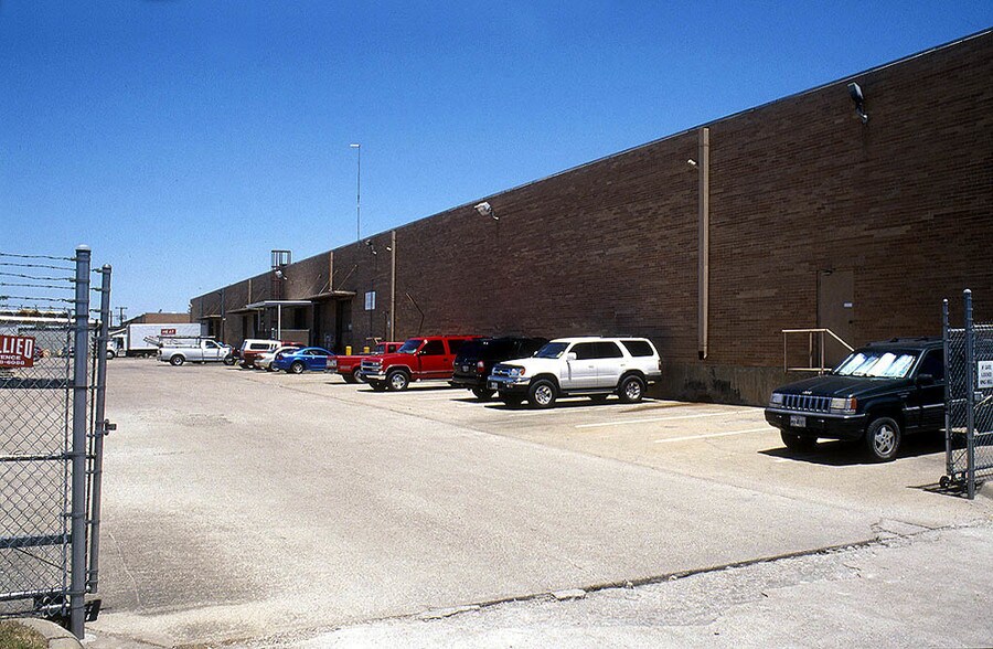 More Photos Of 4803-4809 S Westmoreland Rd, Dallas Distribution For Sale