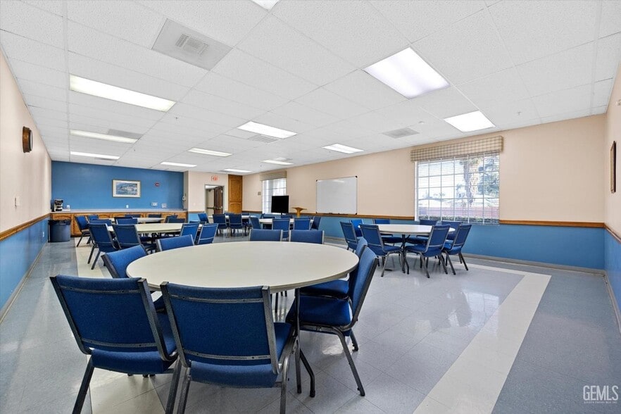 More Photos Of 425 S H St, Bakersfield Religious Facility For Sale