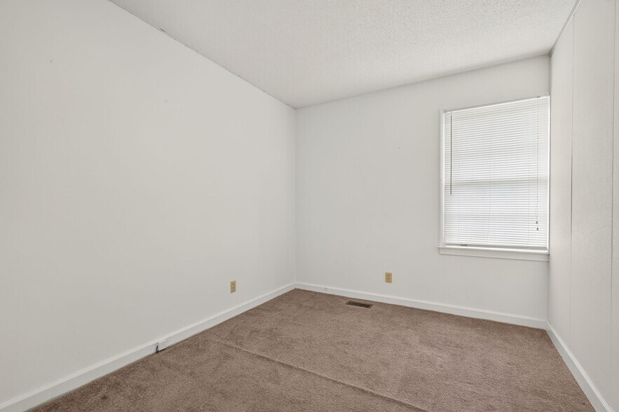 More Photos Of 117 E Salisbury St, Pittsboro Office For Sale