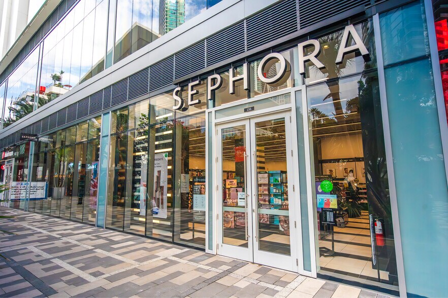 More Photos Of 1010 NE 2nd Ave, Miami Restaurant For Lease