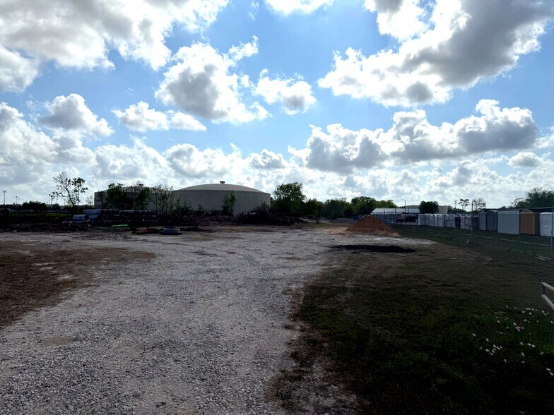 More Photos Of 2227 Gulf Fwy, League City Warehouse For Sale