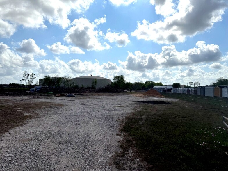 More Photos Of 2227 Gulf Fwy, League City Warehouse For Lease