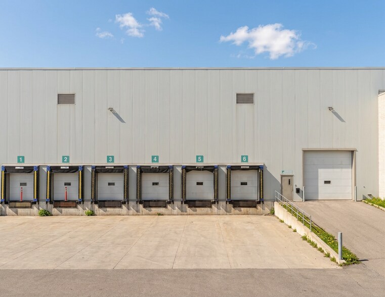 More Photos Of 20700 Rte Transcanadienne, Montréal Warehouse For Sale